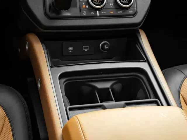 Land Rover Defender — Фото автомобиля 12