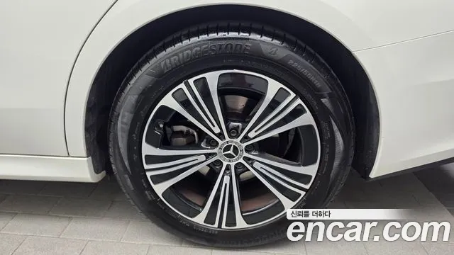 Mercedes-Benz E-Class — Фото автомобиля 21