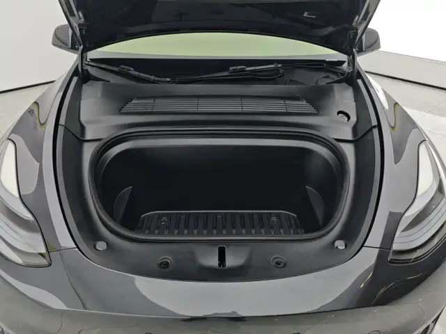 Tesla Model Y — Фото автомобиля 10