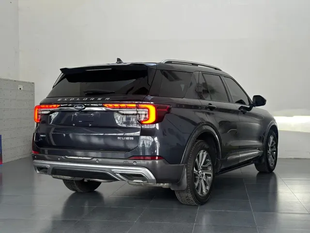 Ford Explorer — Фото автомобиля 4