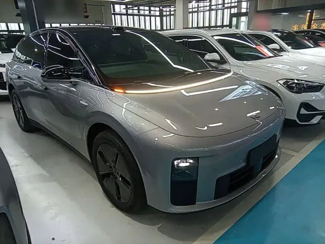 Li Auto i6 — Фото автомобиля 3