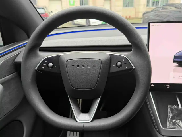 Tesla Model Y L — Фото автомобиля 12