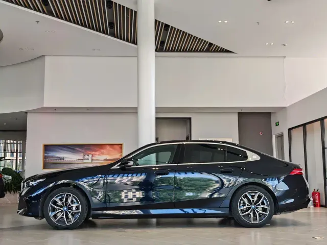 BMW i5 — Фото автомобиля 3