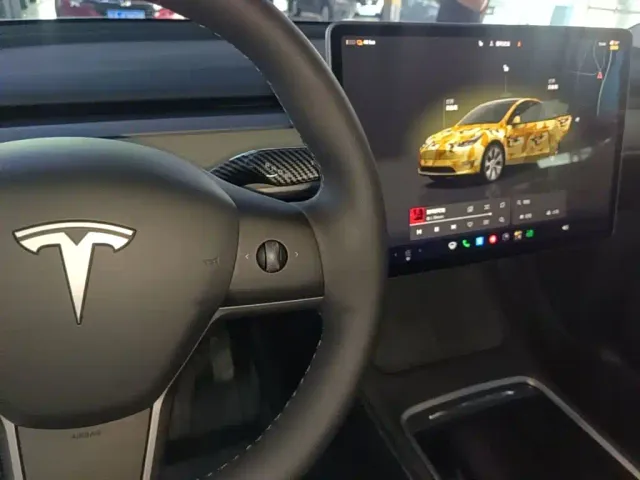 Tesla Model Y — Фото автомобиля 13