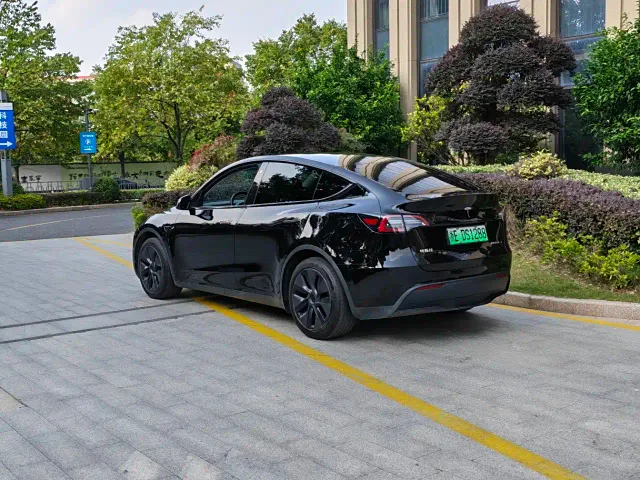 Tesla Model Y — Фото автомобиля 5