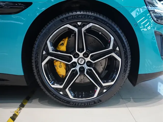 Xiaomi SU7 — Фото автомобиля 13