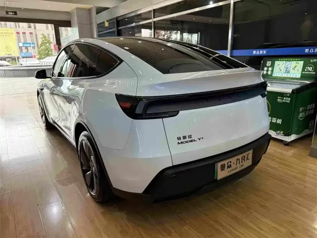 Tesla Model Y — Фото автомобиля 11