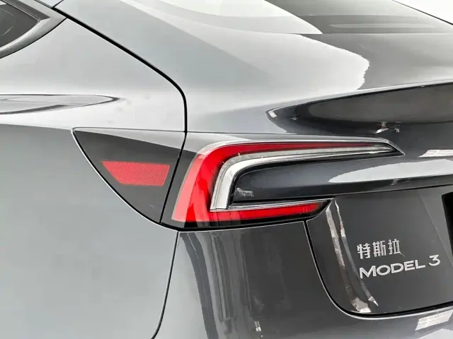 Tesla Model 3 — Фото автомобиля 30