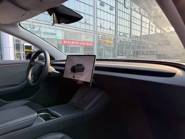 Tesla Model 3 — Фото автомобиля 12