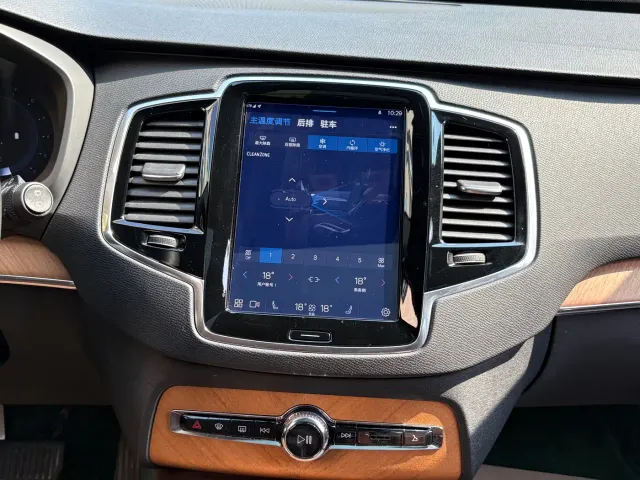 Volvo XC90 — Фото автомобиля 9