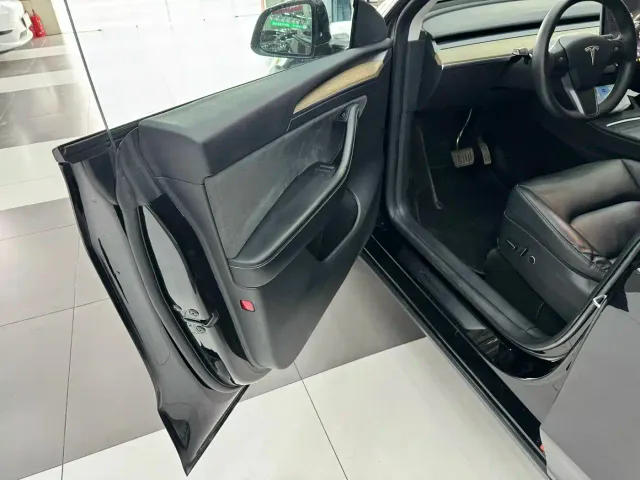 Tesla Model Y — Фото автомобиля 11