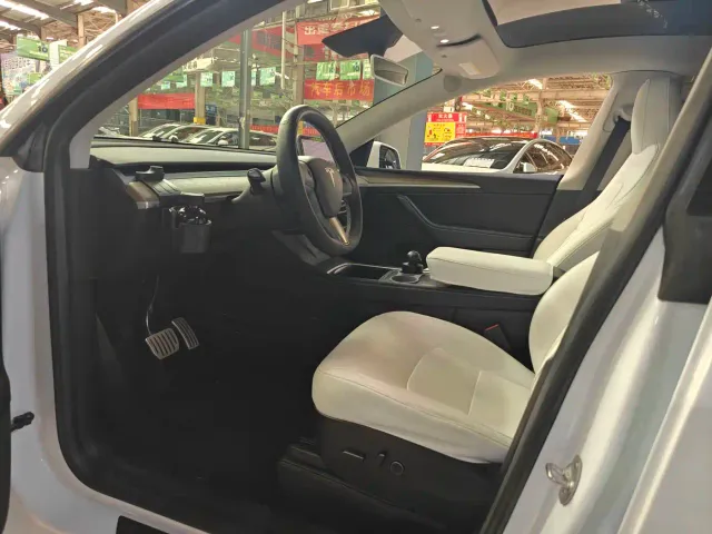 Tesla Model Y — Фото автомобиля 8
