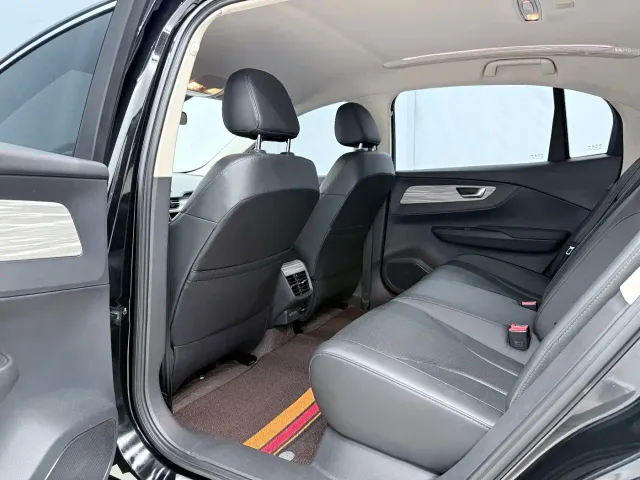 Hongqi E-QM5 — Фото автомобиля 7