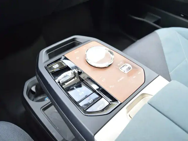 BMW iX — Фото автомобиля 10