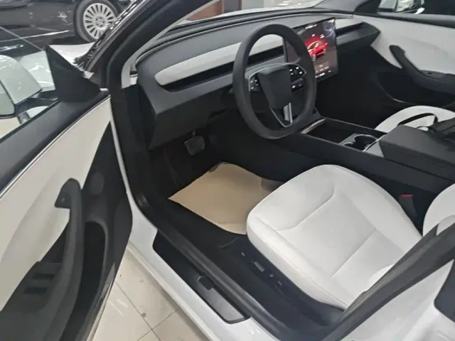 Tesla Model 3 — Фото автомобиля 14