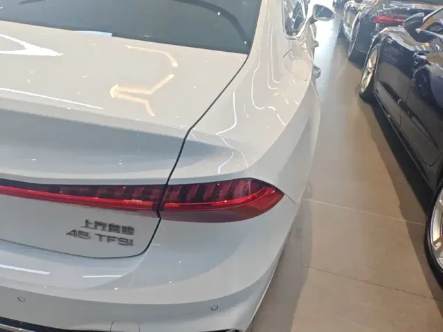 Audi A7L — Фото автомобиля 7