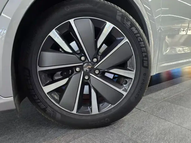 Li Auto L7 — Фото автомобиля 16