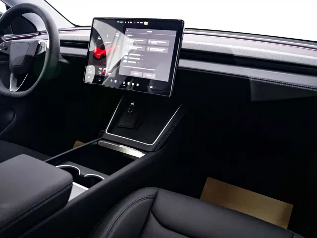 Tesla Model Y — Фото автомобиля 21
