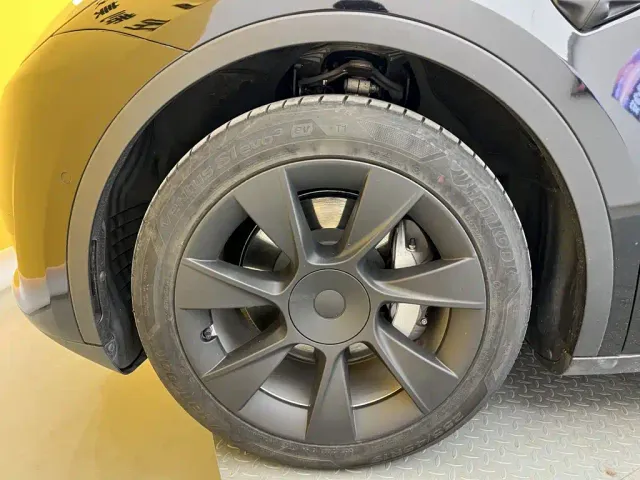 Tesla Model Y — Фото автомобиля 8