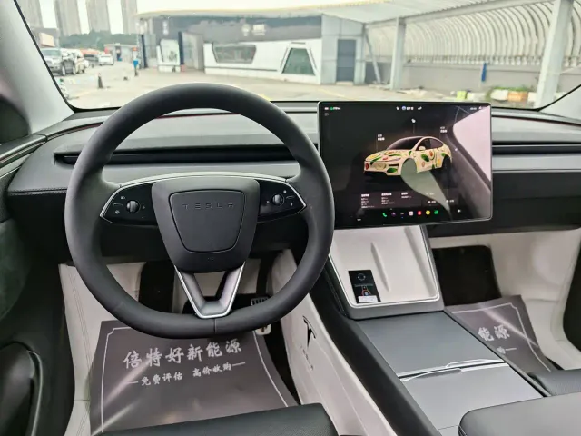 Tesla Model Y — Фото автомобиля 16