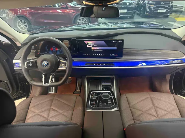 BMW i7 — Фото автомобиля 10
