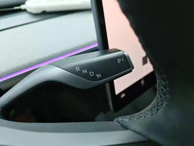 Tesla Model Y — Фото автомобиля 13