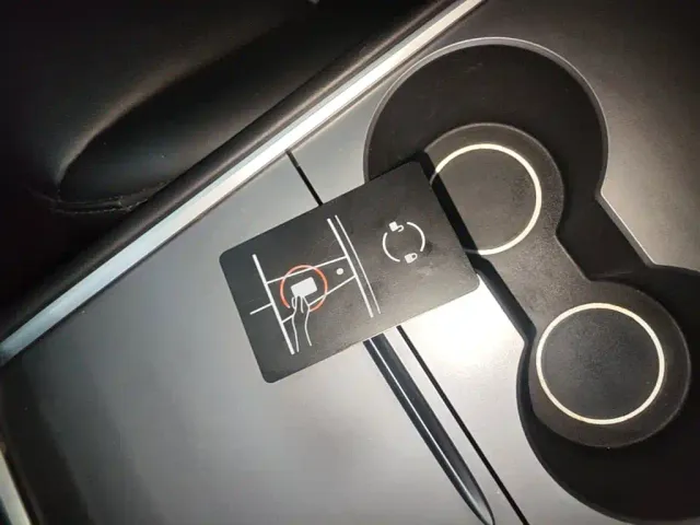 Tesla Model 3 — Фото автомобиля 8