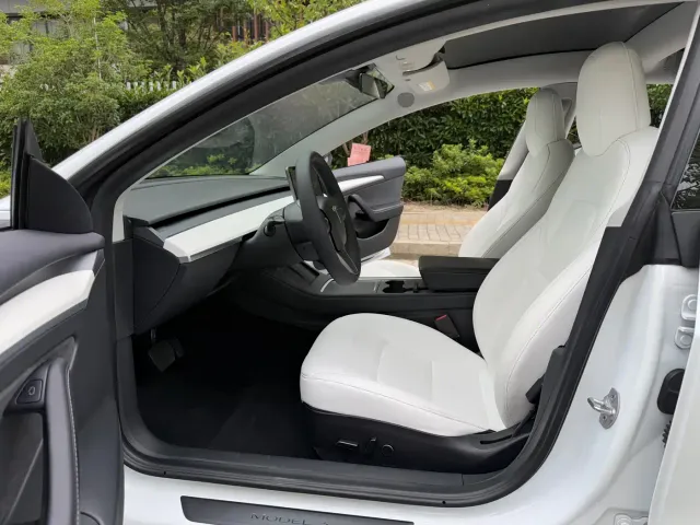 Tesla Model 3 — Фото автомобиля 11