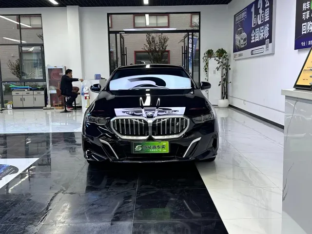 BMW i5 — Фото автомобиля 2