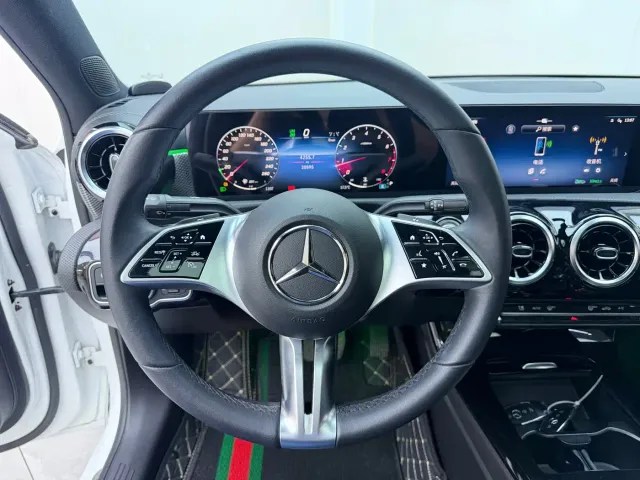 Mercedes-Benz A-Class — Фото автомобиля 11