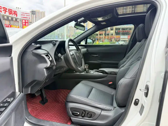 Lexus UX — Фото автомобиля 5