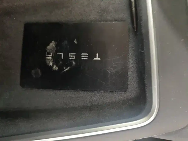 Tesla Model Y — Фото автомобиля 8