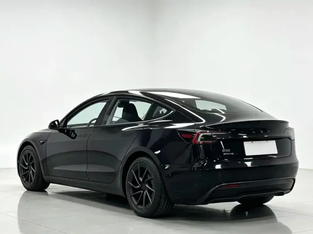 Tesla Model 3 — Фото автомобиля 5