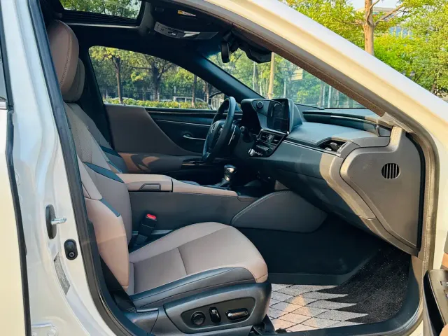 Lexus ES — Фото автомобиля 17