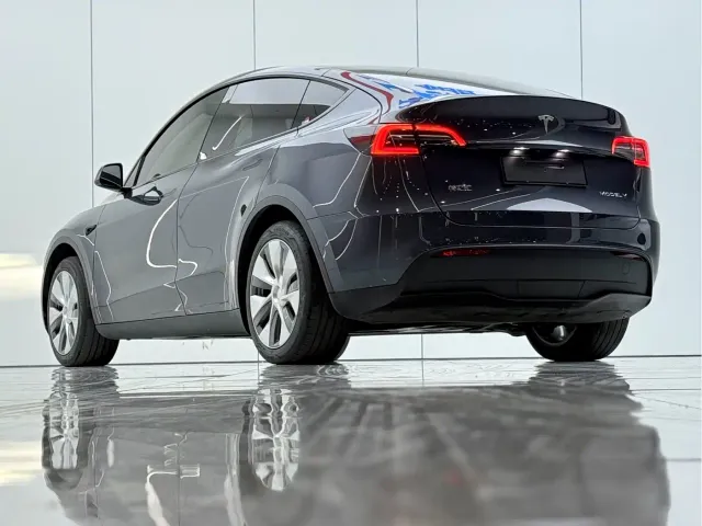 Tesla Model Y — Фото автомобиля 14