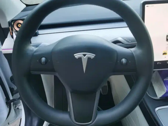 Tesla Model Y — Фото автомобиля 15