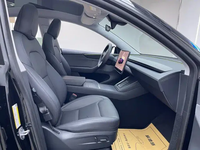 Tesla Model Y — Фото автомобиля 17
