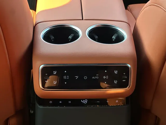 Li Auto L8 — Фото автомобиля 24