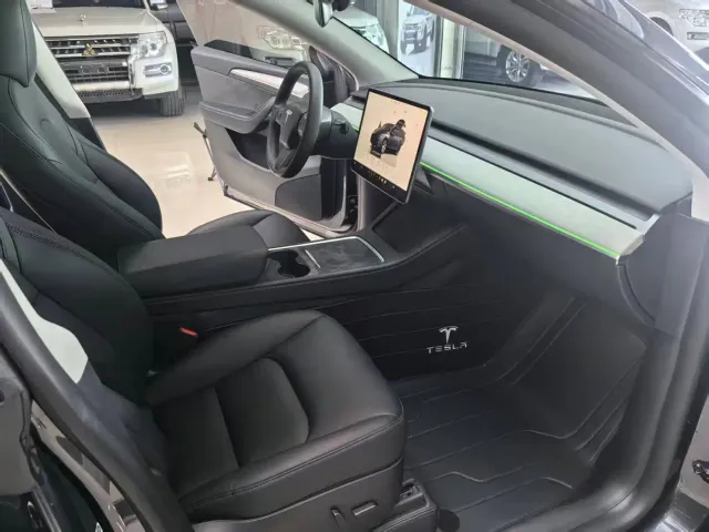 Tesla Model Y — Фото автомобиля 12