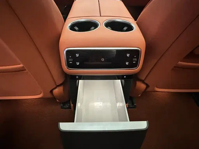 Li Auto L8 — Фото автомобиля 15
