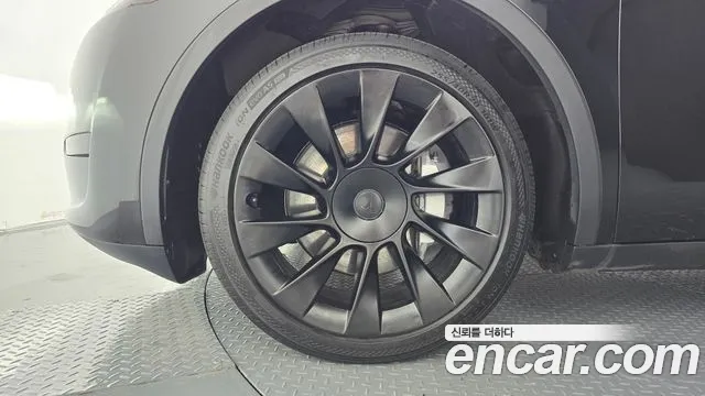 Tesla Model Y — Фото автомобиля 5