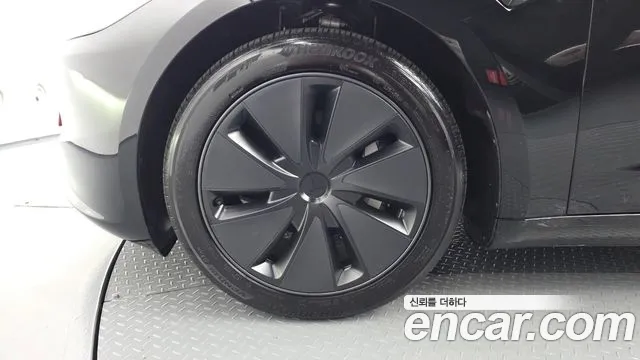 Tesla Model 3 — Фото автомобиля 5