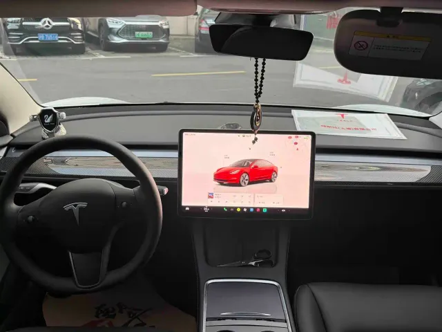 Tesla Model 3 — Фото автомобиля 17