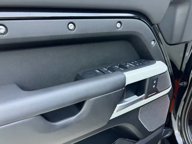 Land Rover Defender — Фото автомобиля 15