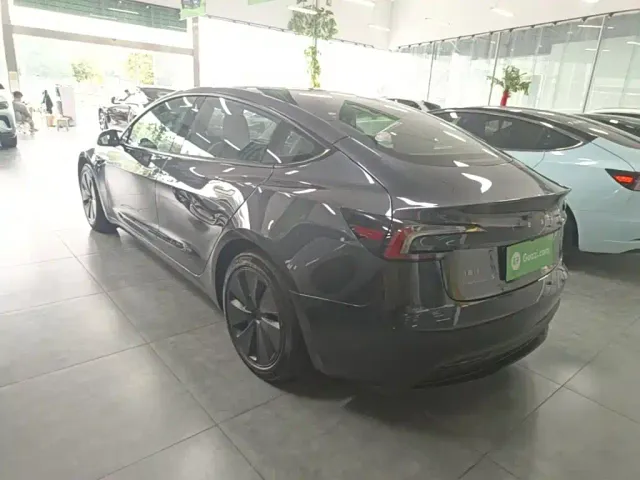 Tesla Model 3 — Фото автомобиля 4