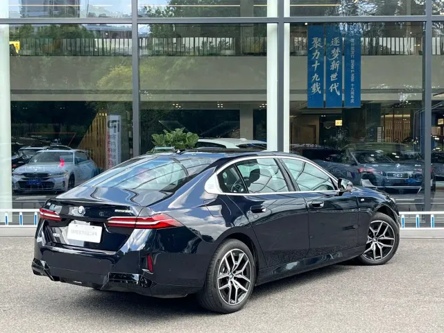 BMW i5 — Фото автомобиля 2