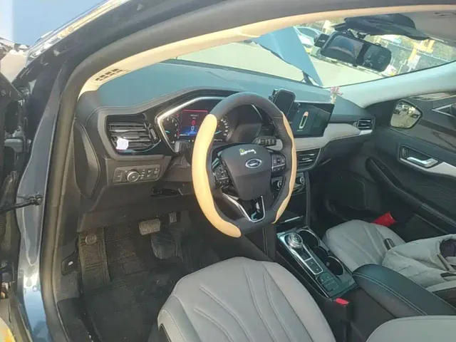 Ford Escape — Фото автомобиля 5