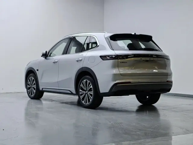Geely Galaxy Starship 7 EM-i — Фото автомобиля 16