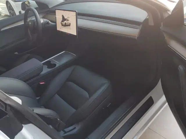 Tesla Model 3 — Фото автомобиля 8