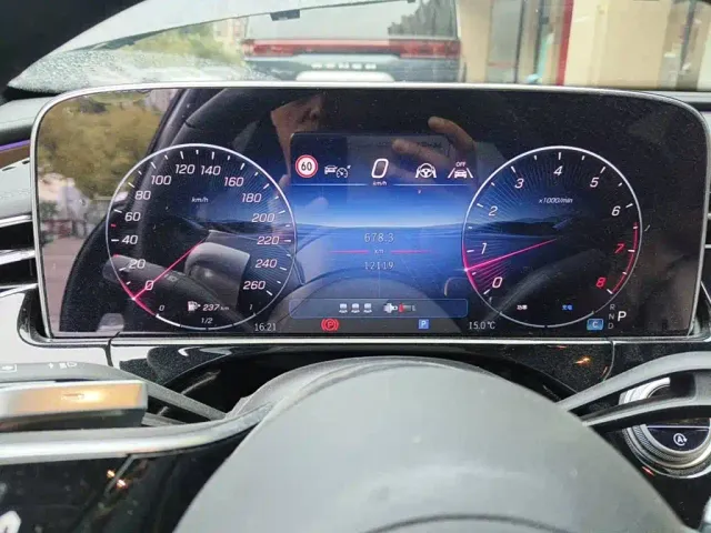 Mercedes-Benz E-Class — Фото автомобиля 4